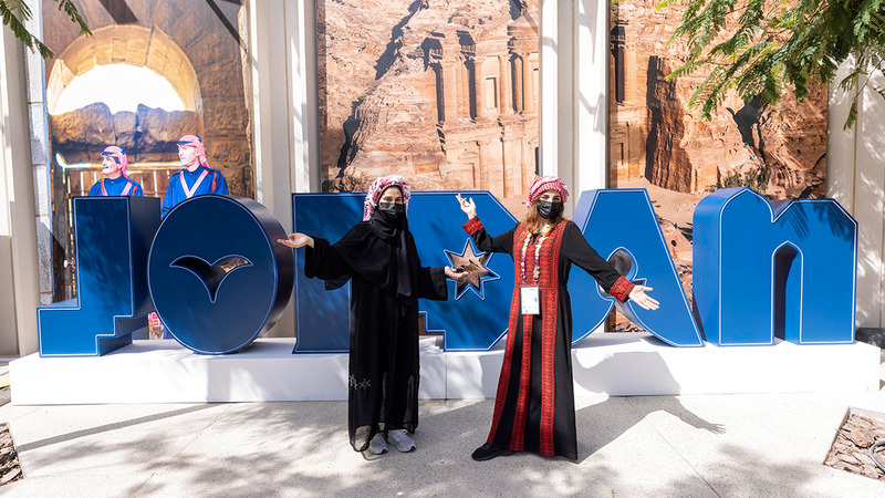 الجناح الأردني لا يكتفي بتوزيع دبابيسه بل يعطي أيضاً زواره أساور مطاطية وهدايا عدة.   من المصدر