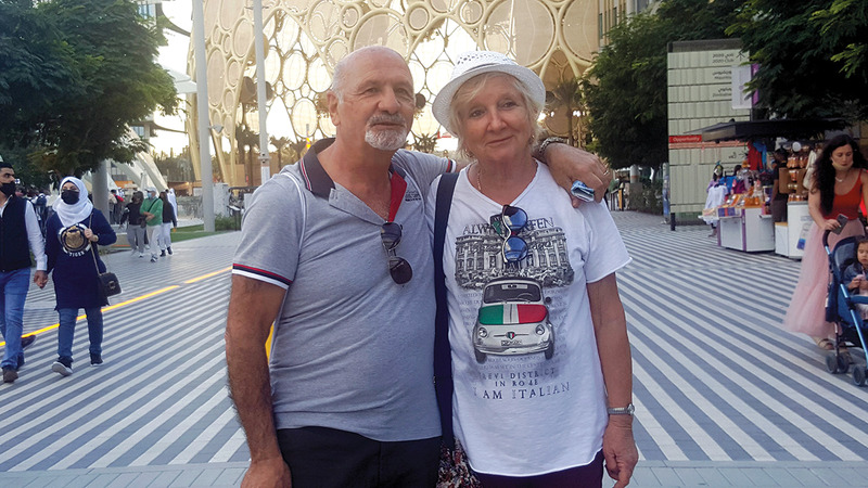 الزوجان الفرنسيان أمام ساحة الوصل في «إكسبو 2020 دبي».    من المصدر