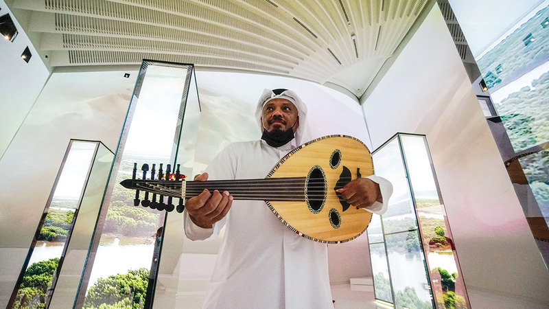 عبدالرحيم يمتع الزوار بأغان تقليدية تبرز ثقافة بلاده.   تصوير: أشوك فيرما