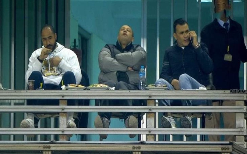 الصورة: يوم عمل في المنتخب المصري.. مدرب "نائم" مساعد "يأكل" والأسطورة منشغل بالهاتف!  (فيديو)