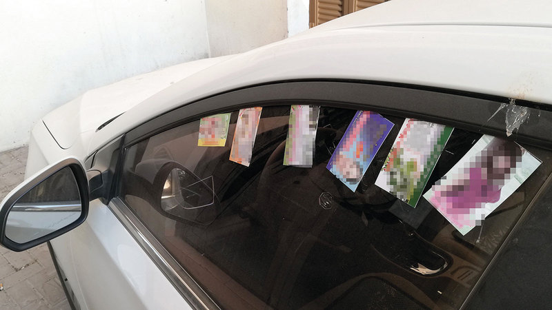 شرطة دبي ضبطت 165 شخصاً ثبت قيامهم بإنتاج وتوزيع بطاقات المساج.   تصوير: أحمد عرديتي
