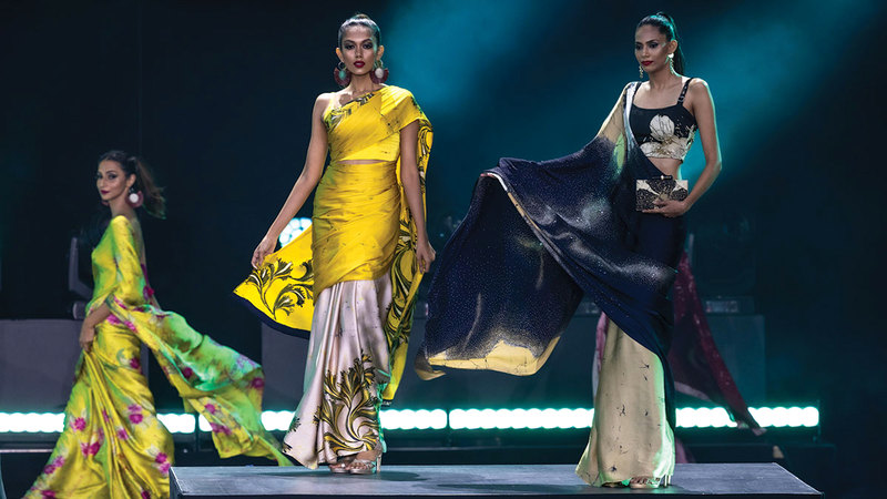 التصاميم قدمتها عارضات أزياء سريلانكيات على منصّة اليوبيل.   من المصدر