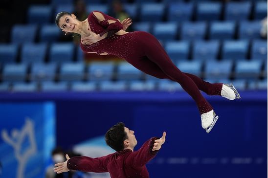 يتنافسان في برنامج التزلج الحر للأزواج خلال مسابقة التزلج على الجليد في دورة الألعاب الأولمبية الشتوية لعام 2022 - الصور وكالات