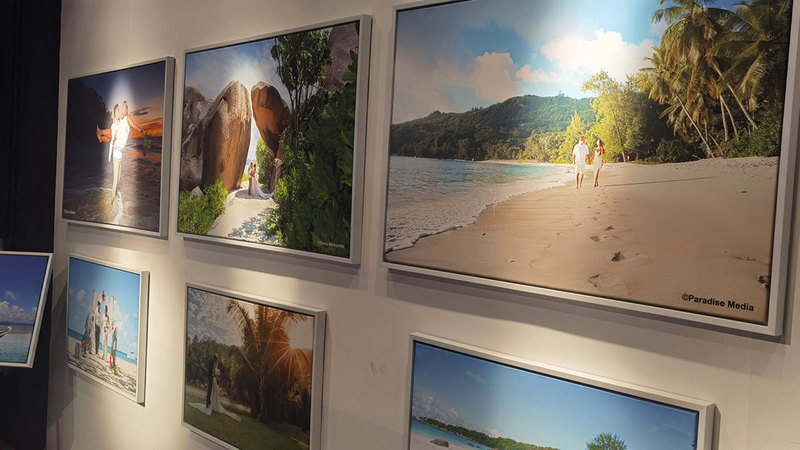 معرض الصور في جناح سيشل يصحب الزوّار إلى أبرز معالم الجزيرة الجميلة.   من المصدر
