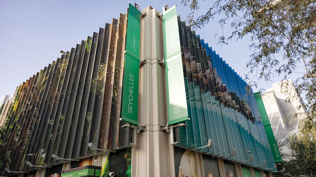 جناح سيشل يستقطب الزوّار بمعرض صور لحفلات زفاف.   الإمارات اليوم