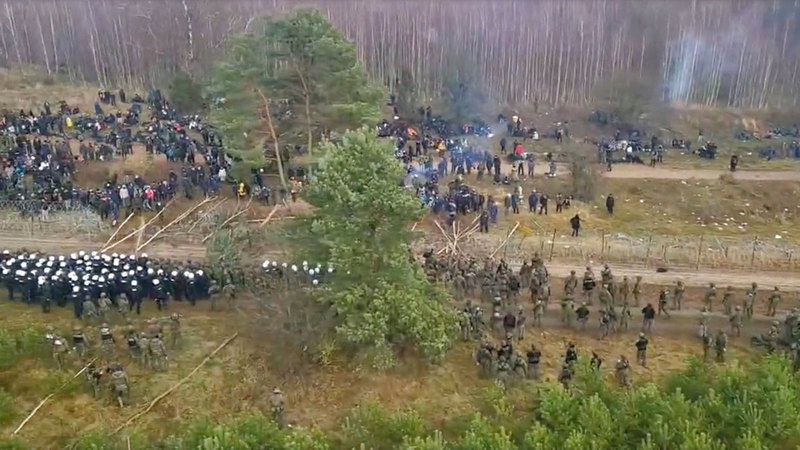 لوكاشينكو يستخدم المهاجرين لخلق أزمة جيوسياسية.    أ.ب