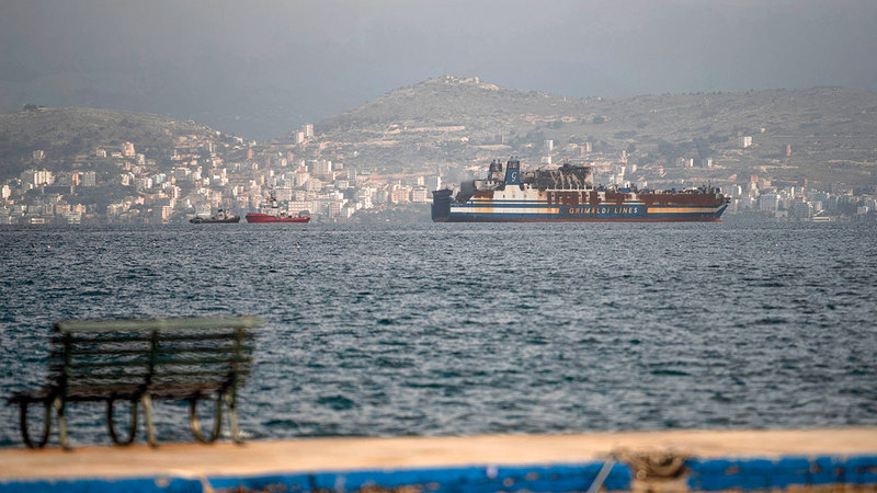 عبّارة السيارات «يوروفيري أوليمبيا» التي احترقت قبالة سواحل اليونان.   أ.ف.ب