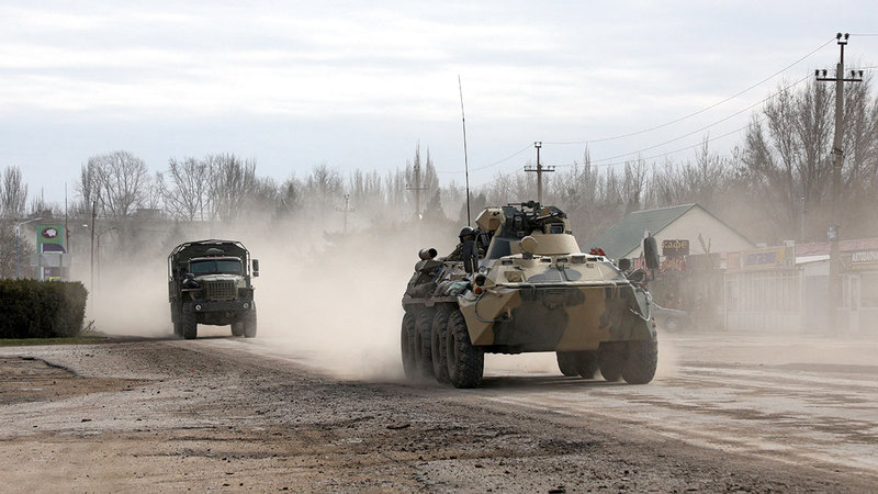 آليات عسكرية روسية في طريقها إلى أرض المعارك شرق أوكرانيا.   أ.ف.ب