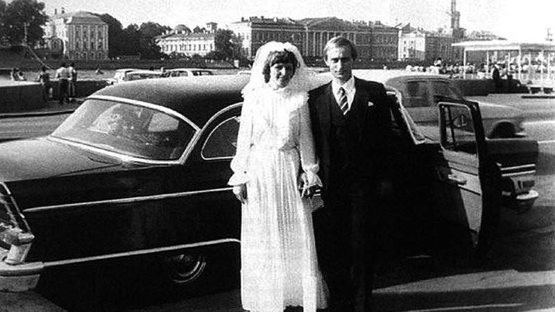 بوتين خلال زفافه على ليودميلا.   من المصدر