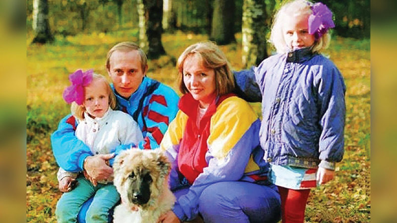 بوتين مع أسرته في أحد المصايف.   من المصدر