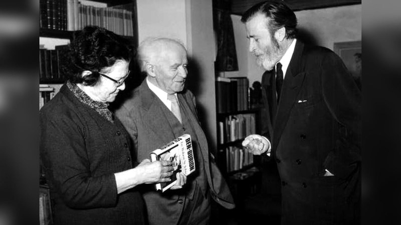 روبرت سان جوهن (إلى اليمين) الذي اختير لتنفيذ خطة التجنيد.  أرشيفية