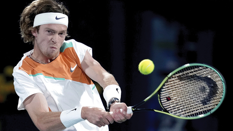 روبليف يتأهل إلى نصف نهائي «تنس دبي».     تصوير: باتريك كاستيلو