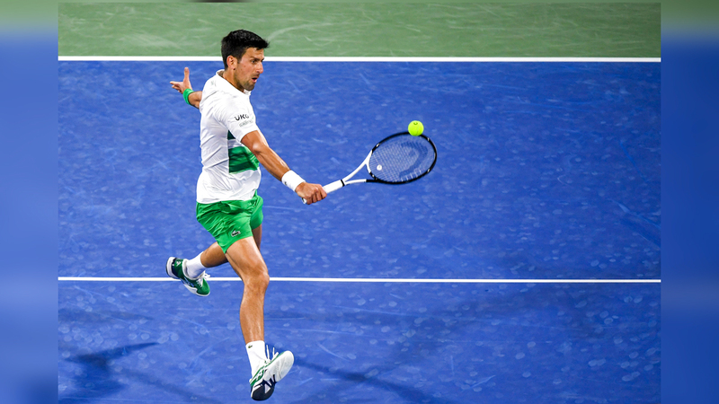 الصربي نوفاك ديوكوفيتش خلال مشاركته الحالية في النسخة 30 من بطولة «تنس دبي». تصوير: باتريك كاستيلو