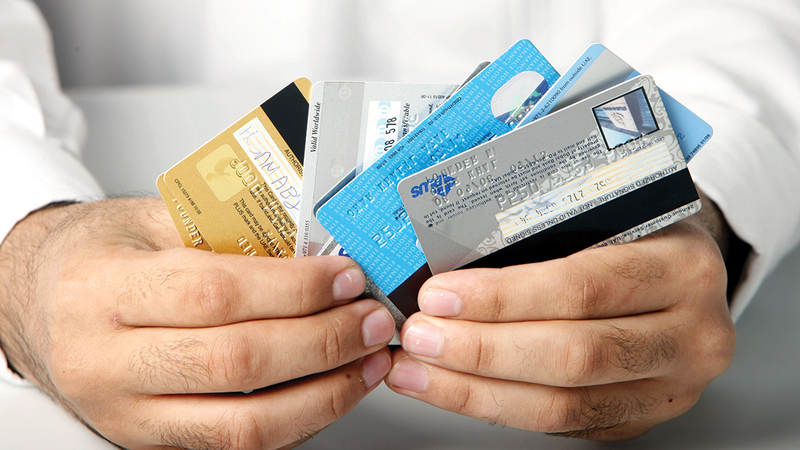 جميع البنوك تنشط حالياً في توفير خدمة الإغلاق المؤقت للبطاقات.   تصوير: أشوك فيرما