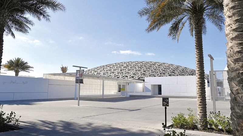 تعدد جنسيات العاملين في متحف اللوفر أبوظبي يعكس جوهره باعتباره مركزاً لالتقاء ثقافات وحضارات العالم.   تصوير: نجيب محمد