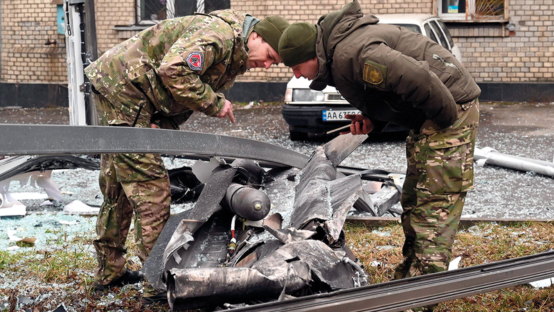 قوات الأمن تُعاين بقايا قذيفة سقطت على كييف إثر الهجوم الروسي على أوكرانيا.   أ.ف.ب