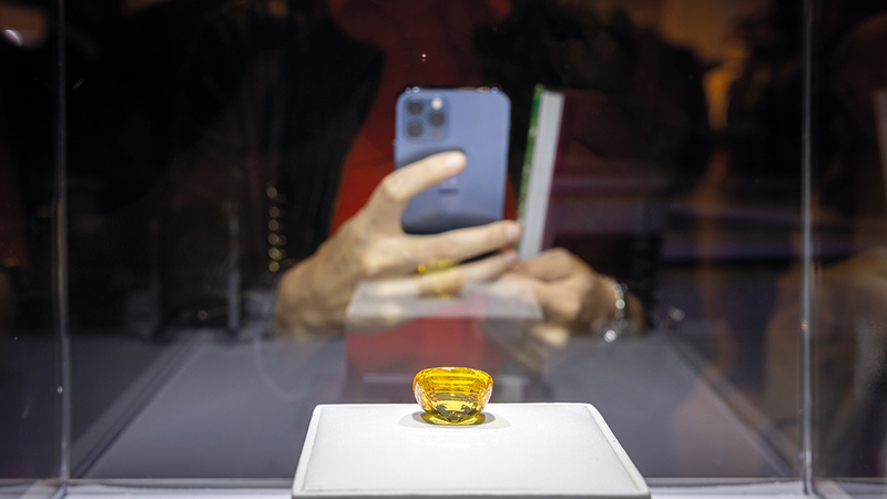 الياقوتة الصفراء النادرة تزن أكثر من 200 قيراط.   من المصدر