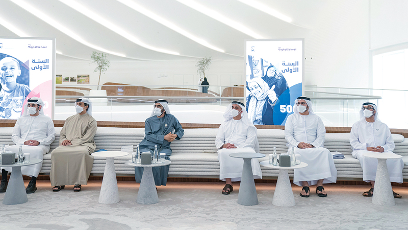 محمد بن راشد خلال تدشينه المدرسة الرقمية في فعالية خاصة عقدت في «إكسبو دبي».  من المصدر