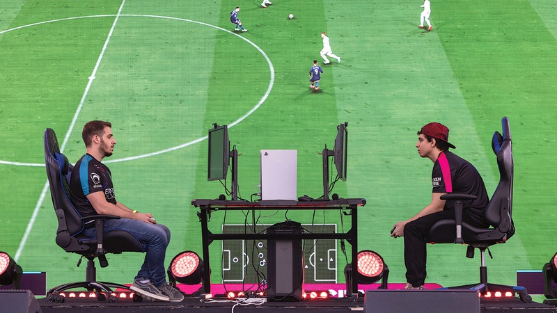 خالد (يميناً) تغلب على عدي في النهائي.   من المصدر