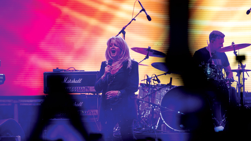 بوني تيلور صاحبة مسيرة غنائية طويلة.	   من المصدر