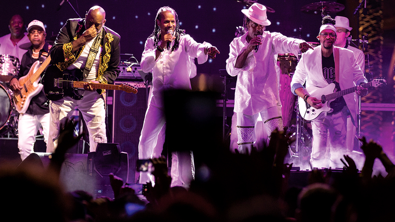 الأمسية بدأت مع فرقة «إيرث وويند آند فاير». 		   من المصدر