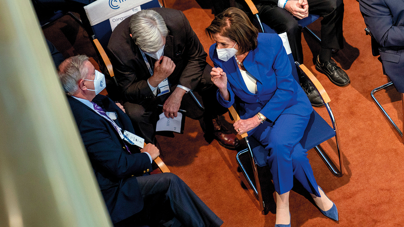 نانسي بيلوسي (إلى اليمين) تتبادل أطراف الحديث مع السيناتور الجمهوري ليندسي غراهام (إلى اليسار) لتجسير الهوة في المواقف.   أ.ب