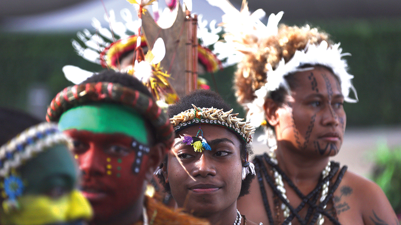 عادات أهل بابوا غينيا الجديدة تزيّن ساحة الوصل خلال الاحتفالات.   من المصدر
