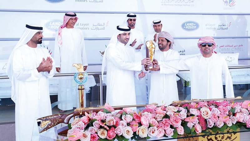 محمد بن مكتوم خلال مراسم تتويج الفائزين في تحديات رموز الثنايا لهجن أصحاب السمو الشيوخ ضمن مهرجان المرموم التراثي للهجن».   من المصدر