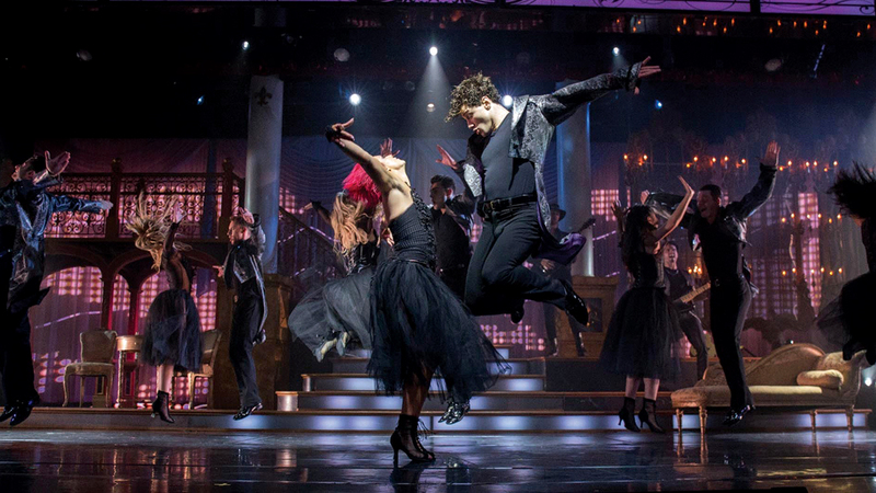 ضيوف القرية العالمية سيستمتعون بتجربة العرض المسرحي الرائع.   من المصدر