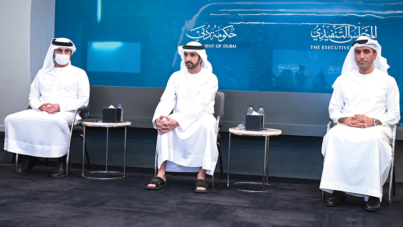 حمدان بن محمد خلال ترؤسه اجتماع المجلس التنفيذي بحضور مكتوم بن محمد.  وام