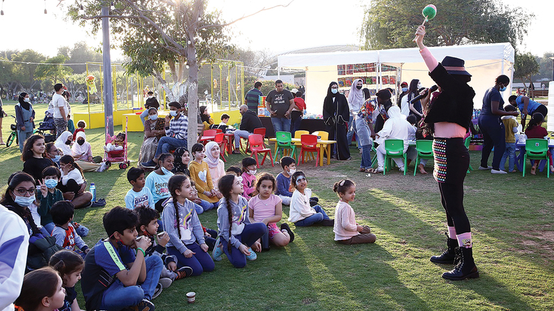 محبو القراءة يمكنهم اكتشاف مجموعة من الكتب بلغات مختلفة.   من المصدر