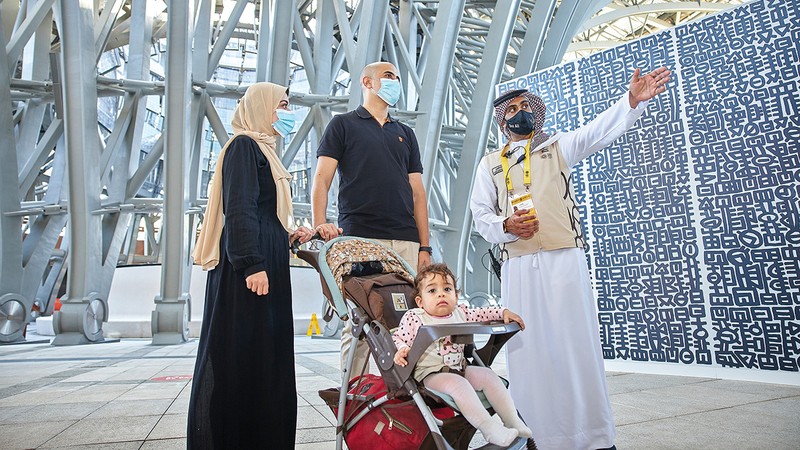 المتطوّعون يؤدون دوراً أساسياً في الترحيب بالعالم على مدار 182 يوماً.   من المصدر