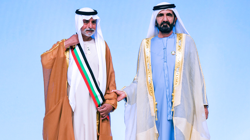 محمد بن راشد يكرم نهيان بن مبارك آل نهيان وزير التسامح والتعايش والمفوض العام لـ&laquo;إكسبو 2020 دبي&raquo; بوشاح محمد بن راشد.   من المصدر