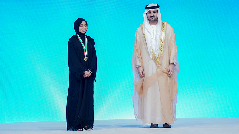 مكتوم بن محمد يكرم فايزة محمد المعيني مديرة مركز أم القيوين للتوحد.   من المصدر