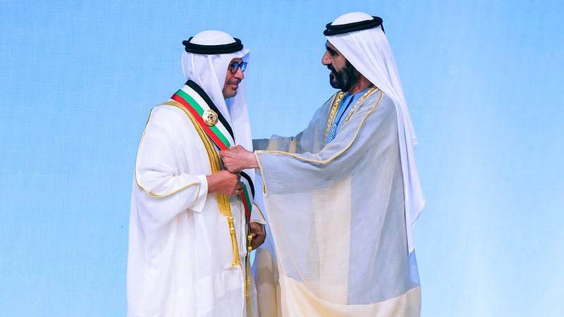 محمد بن راشد يكرم الدكتور أنور قرقاش المستشار الدبلوماسي لرئيس الدولة بوشاح محمد بن راشد.   من المصدر