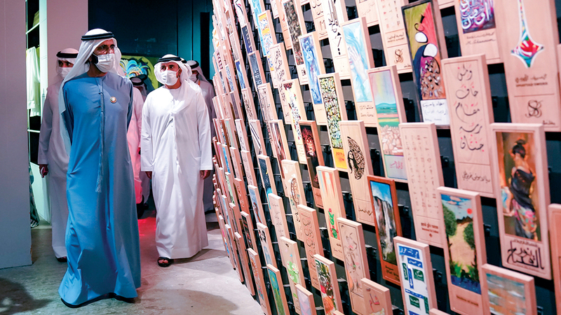 محمد بن راشد خلال تفقد جناح سورية.   وام