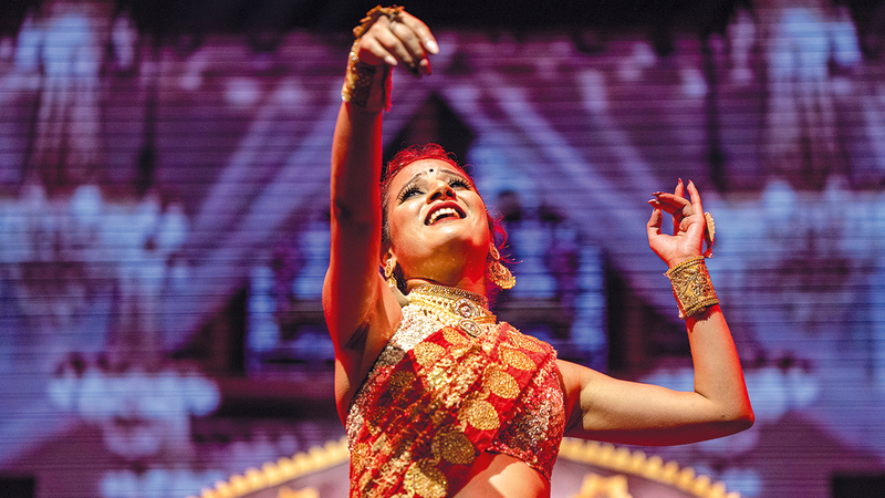 العرض يروي حكاية بوليوودية كلاسيكية عن الحب والصداقة.	  من المصدر