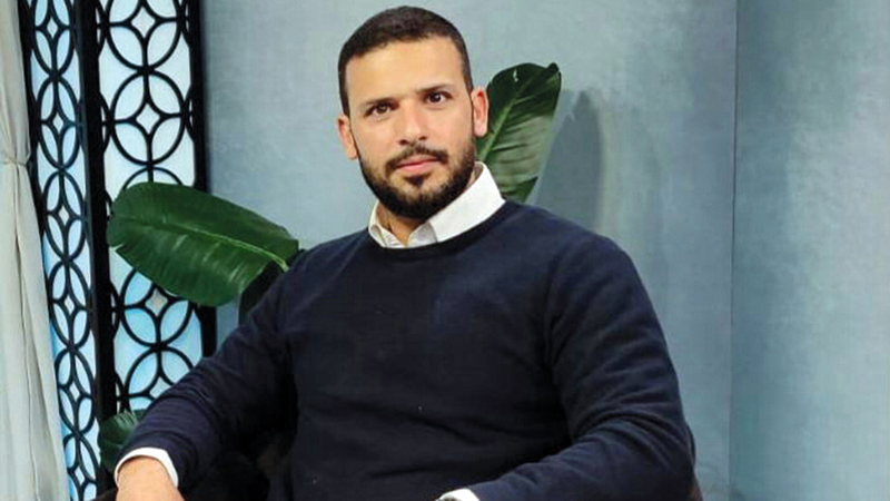 الشاب إبراهيم خليل صاحب مبادرة «بيت بدل خيمة». 	  الإمارات اليوم