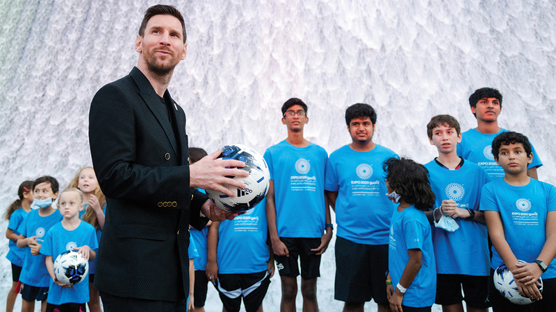 ميسي خلال زيارته للحدث العالمي.   من المصدر