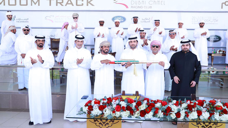 محمد بن مكتوم خلال تتويج الفائزين.   تصوير: أسامة أبوغانم