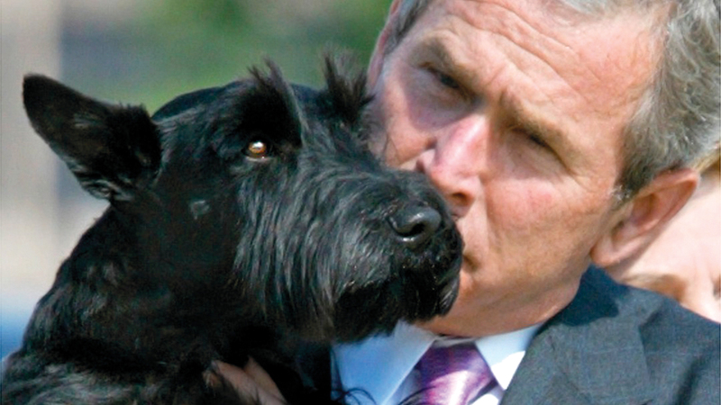 بوش مع كلبه بارني.   أرشيفية