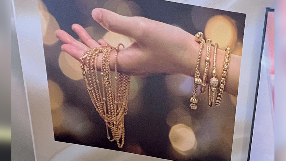 الجناح خصص ركناً لبعض أشهر دور المجوهرات التركية في دبي.  من المصدر