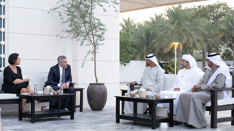 محمد بن زايد خلال استقباله المستشار النمساوي في قصر الشاطئ.   من المصدر