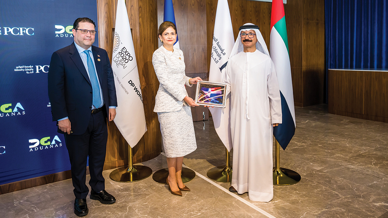 خلال توقيع الاتفاقية في «إكسبو دبي».      من المصدر