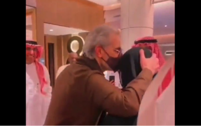 الصورة: الهلال السعودي السبب.. مفاجأة سخية من الوليد بن طلال لسيدة مُسنة (فيديو)