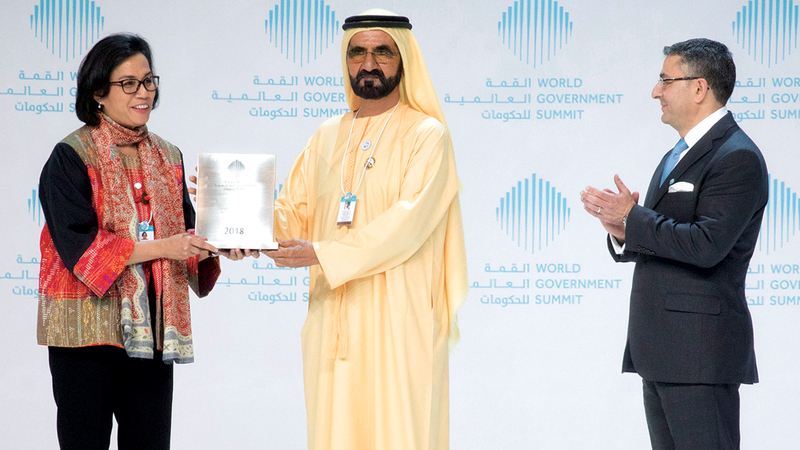 محمد بن راشد يكرّم وزيرة فائزة بجائزة أفضل وزير في العالم بدورة سابقة للقمة.   أرشيفية