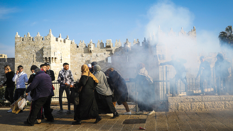 الاحتلال استهدف الفلسطينيين في «باب العامود».   الإمارات اليوم