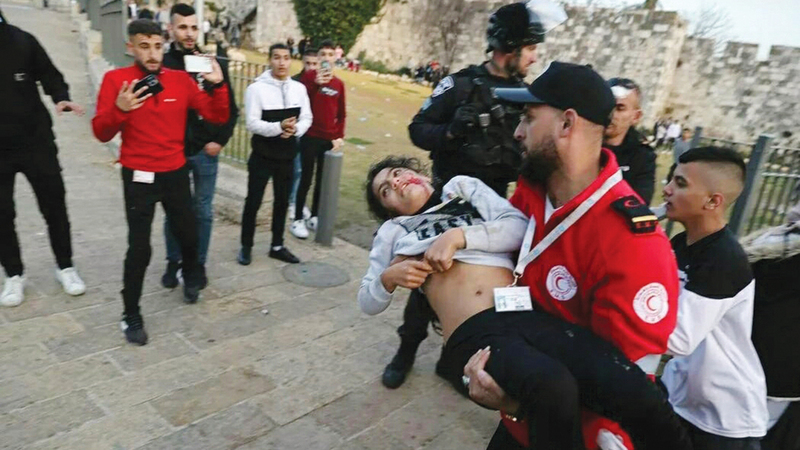 لحظة إنقاذ «منور» فور إصابتها في «باب العامود».   الإمارات اليوم