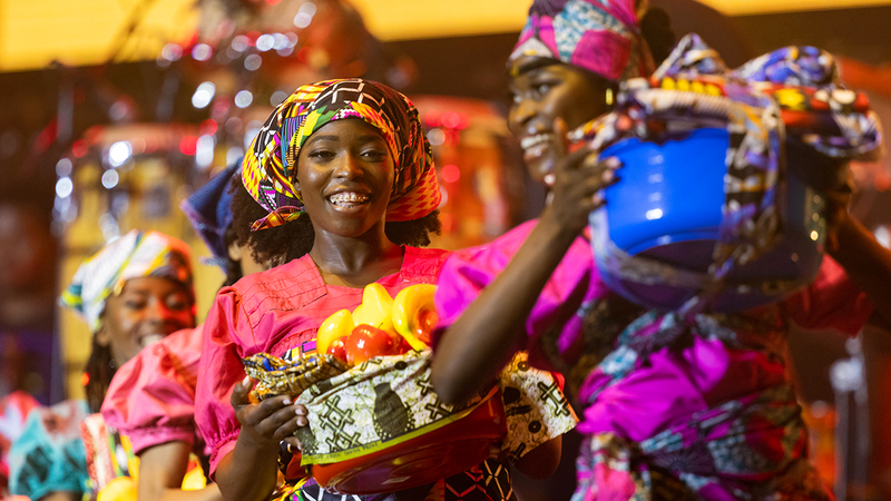 العروض أبرزت التقاليد المميزة والثقافة الغنية لأنغولا.      من المصدر
