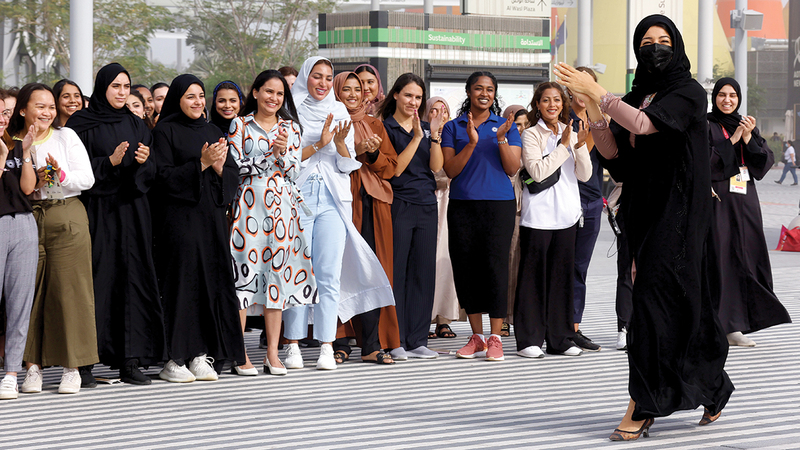 ريم الهاشمي والموظفات خلال الاحتفال في ساحة الاستدامة.   من المصدر
